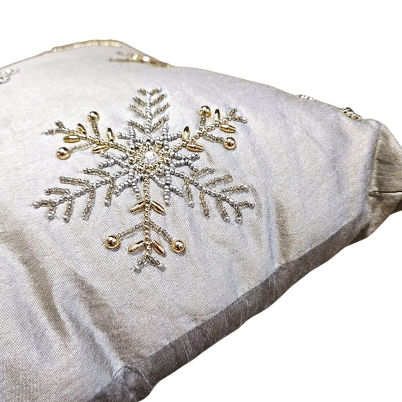 Silky Snowflake Throw Pillow Silver Gold Beaded 16"x16" Made In India Holiday - Picture 9 of 11